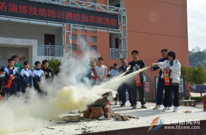 百家乐平台九中开展预防踩踏事件消防疏散演练